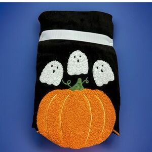Halloween HAND TOWELS (2) Black w White GHOSTS Orange PUMPKINS NWT KassaDecor